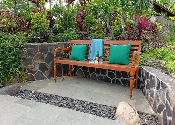 Absolute Beachfront Private Sleeps 6 With Infinity Pool On 1200m2 Of Tropical Land * Tulamben