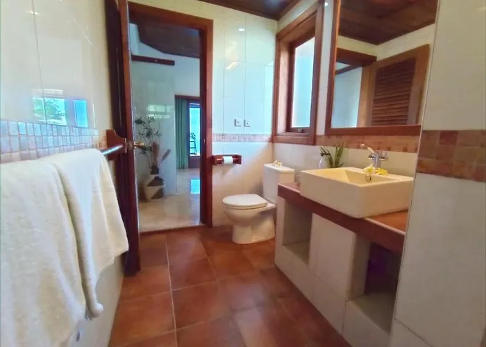 Absolute Beachfront Private Sleeps 6 With Infinity Pool On 1200m2 Of Tropical Land Villa *